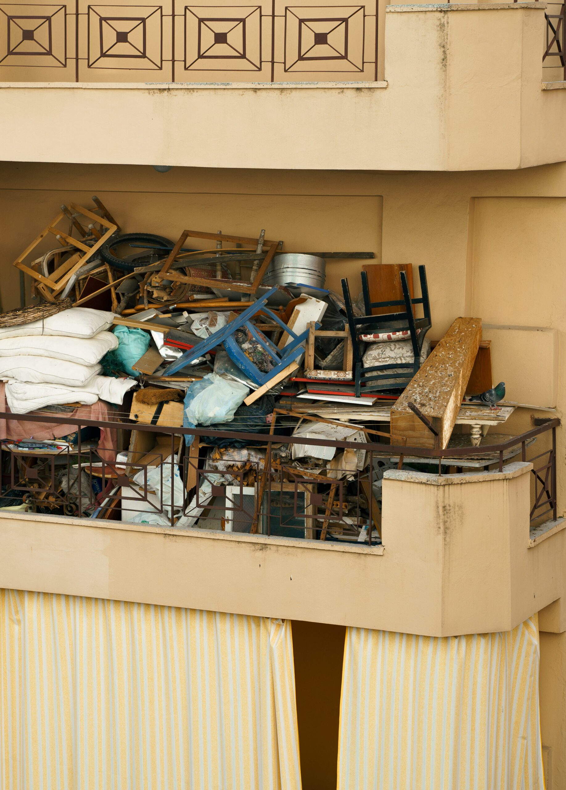 Balkon, welcher entrümpelt werden muss.