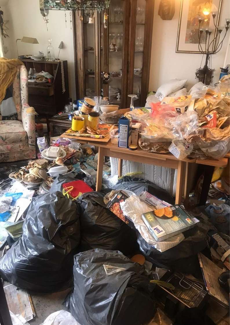 Sehr dreckiges Messi Wohnzimmer.