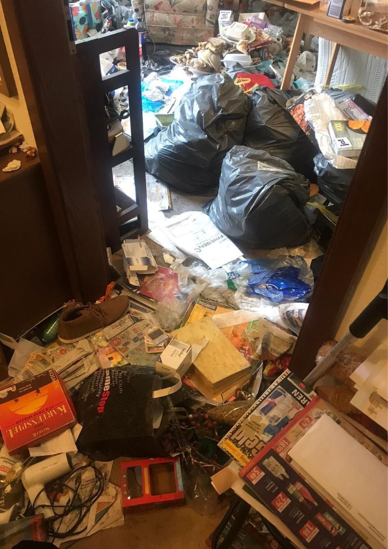 Wohnzimmer voller Muellsaecke.
